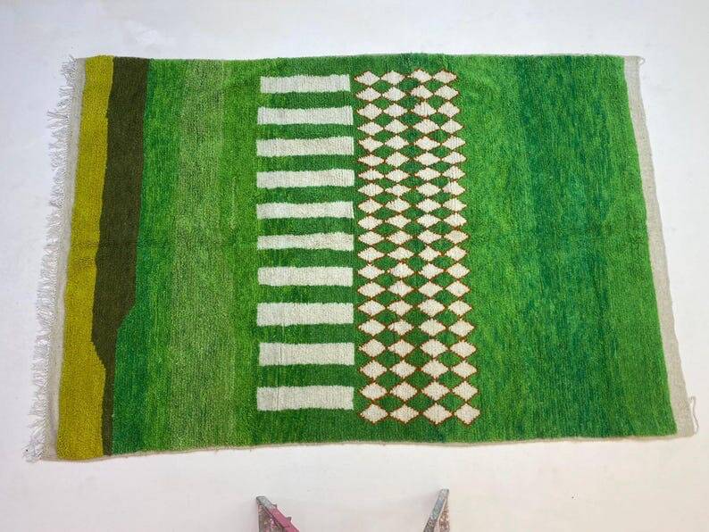 Beni Ourain rug in natural wool, handmade, size 150 x 250 cm.