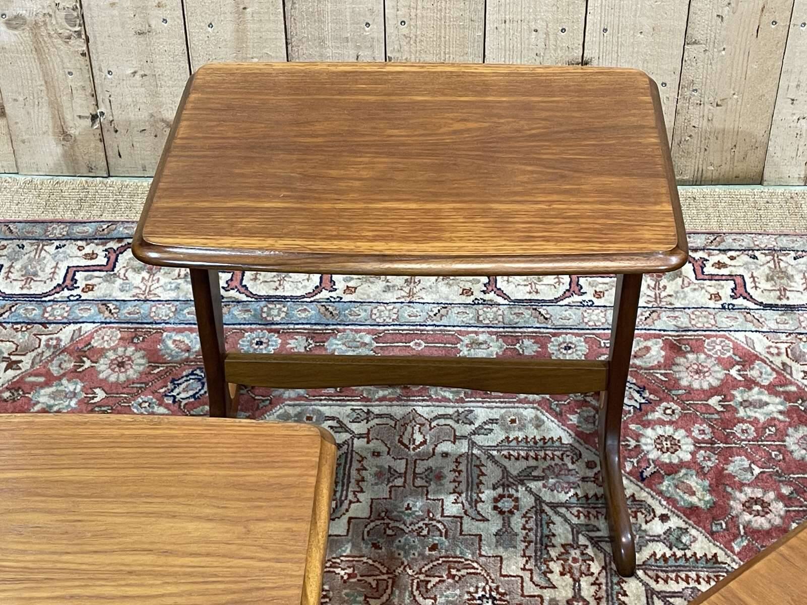 Suite de 3 tables gigognes en teck des années 70