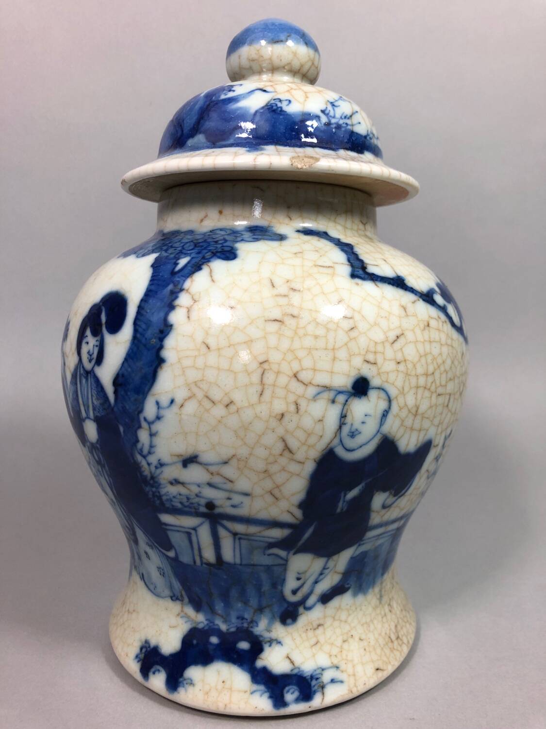 Chinese porcelain blue/white crackle jar 19th century? Court lady