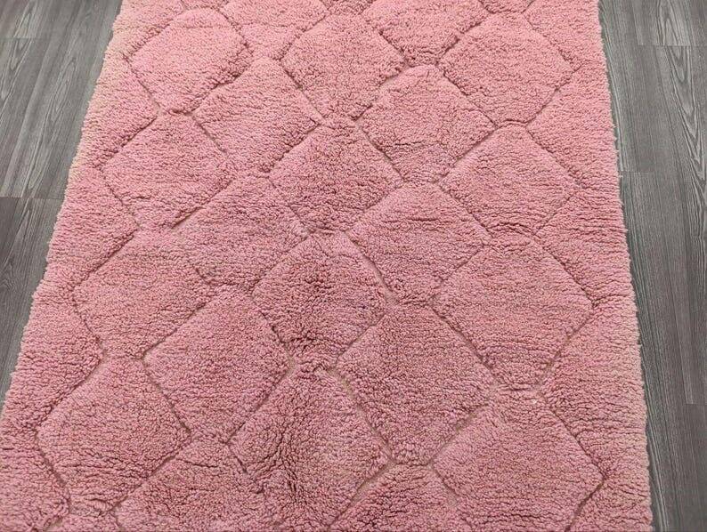 Handwoven natural wool rug, traditional pink, size 1.5/2.5 m.