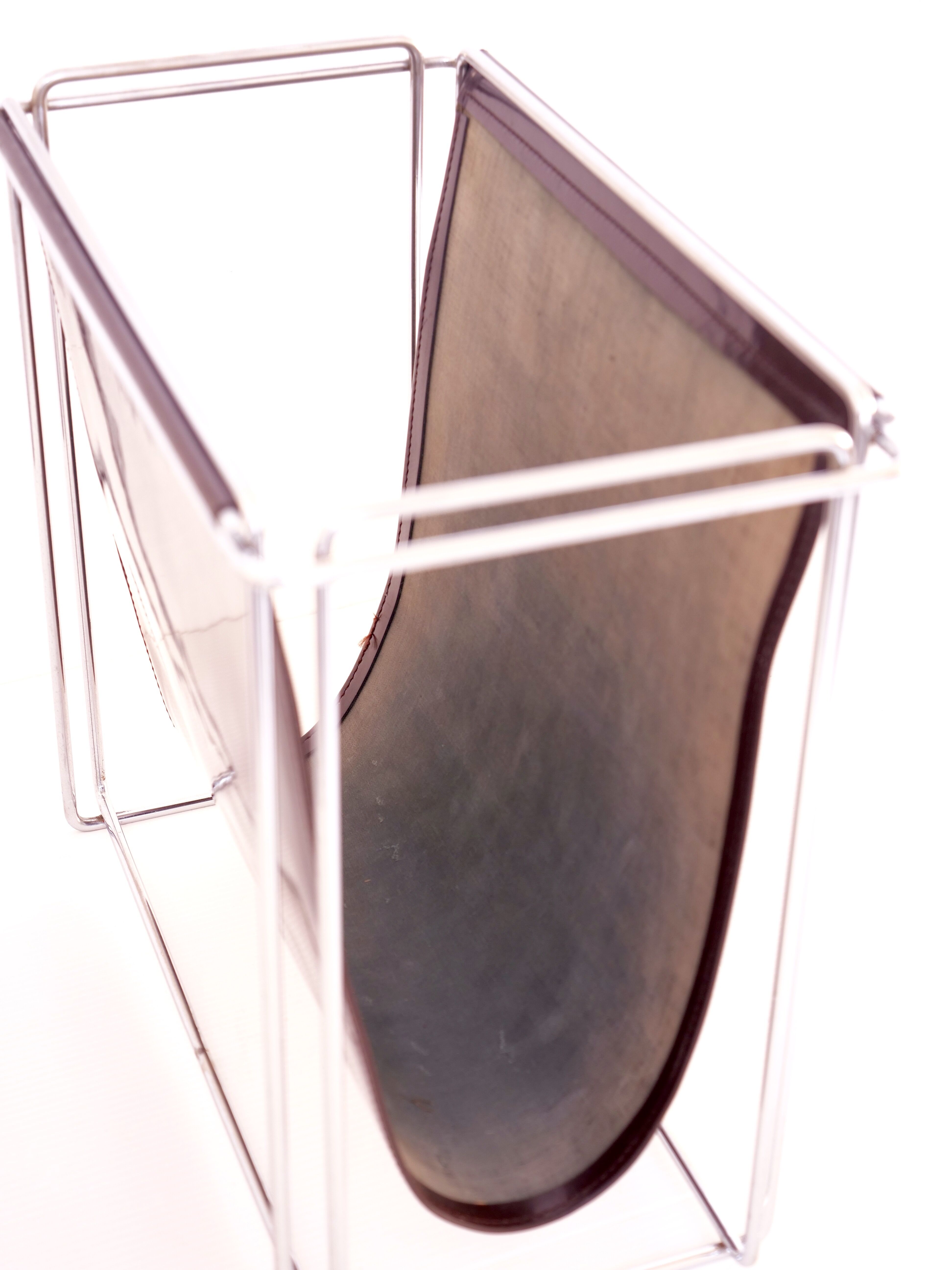Magazine holder design Gerard Rignault, édité par Group SA