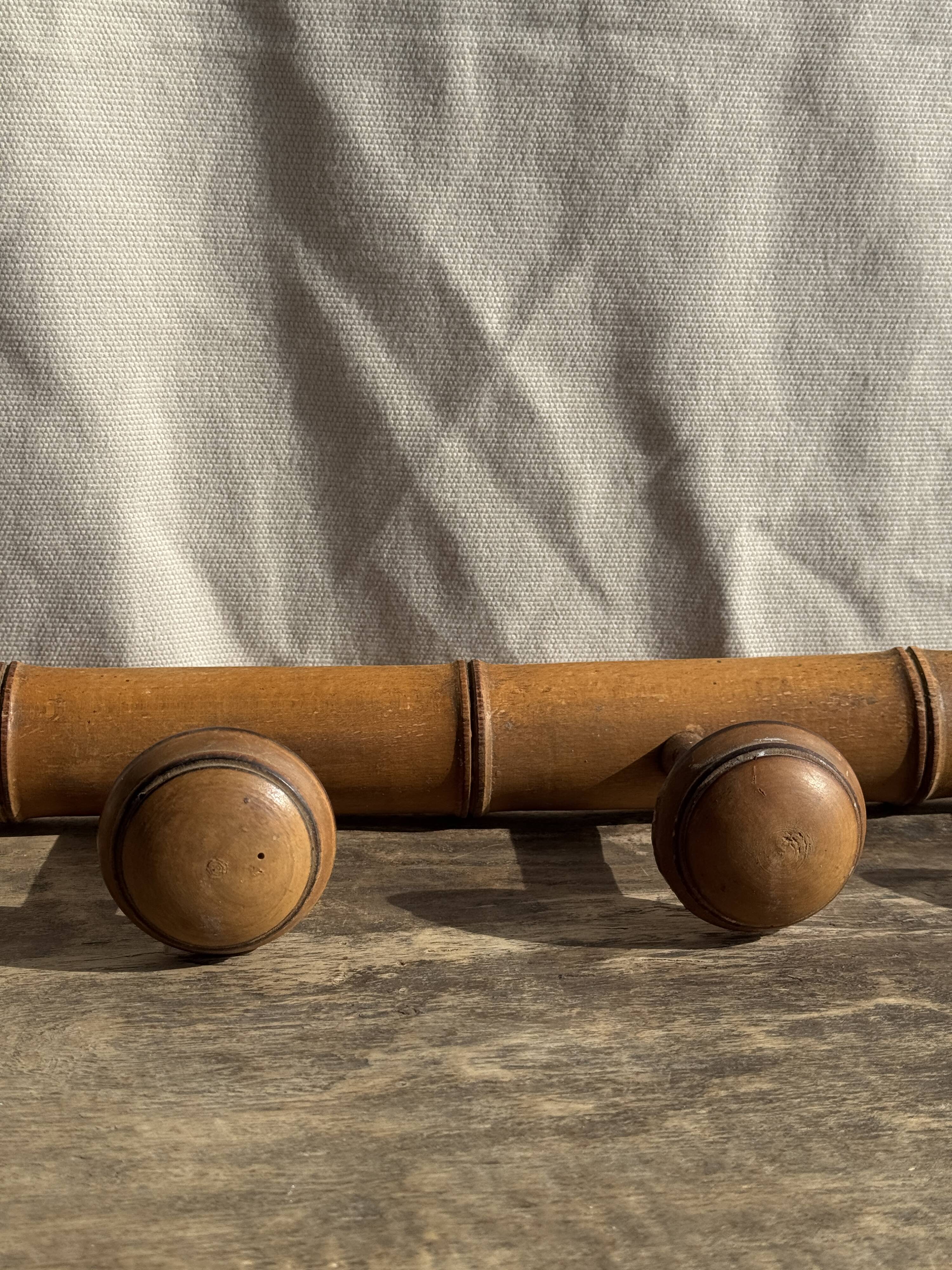 Large vintage wooden coat rack with 6 bamboo effect hooks L79