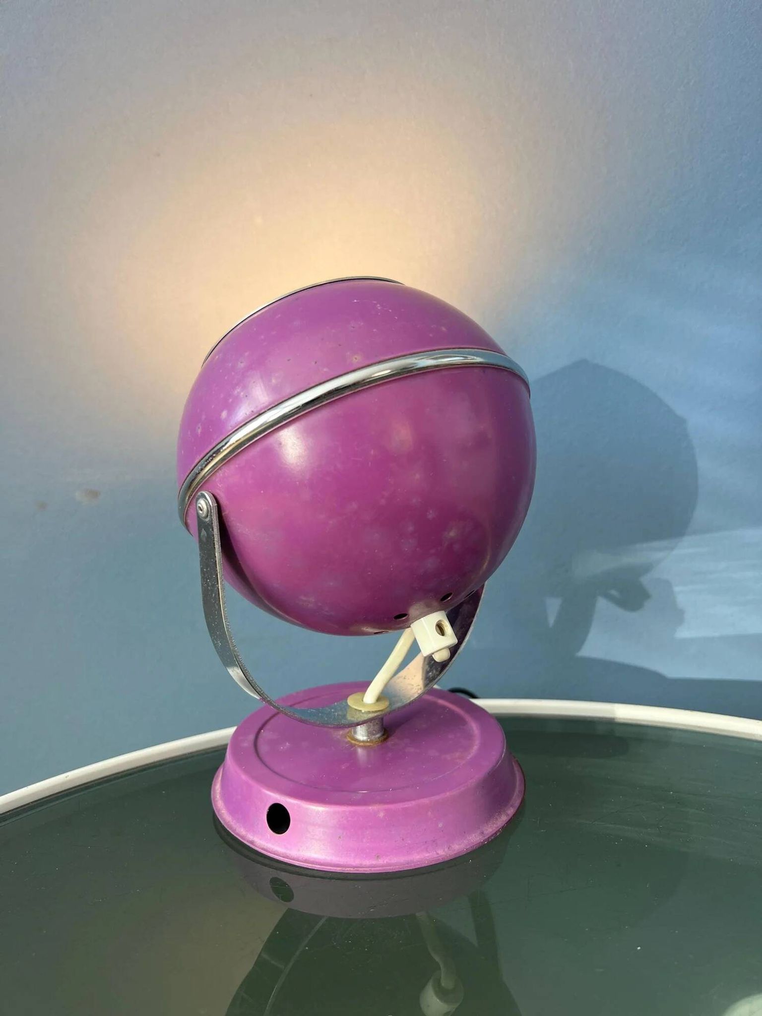 Lampe de bureau vintage violette en forme de globe oculaire de l'ère spatiale
