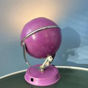 Lampe de bureau vintage violette en forme de globe oculaire de l'ère spatiale
