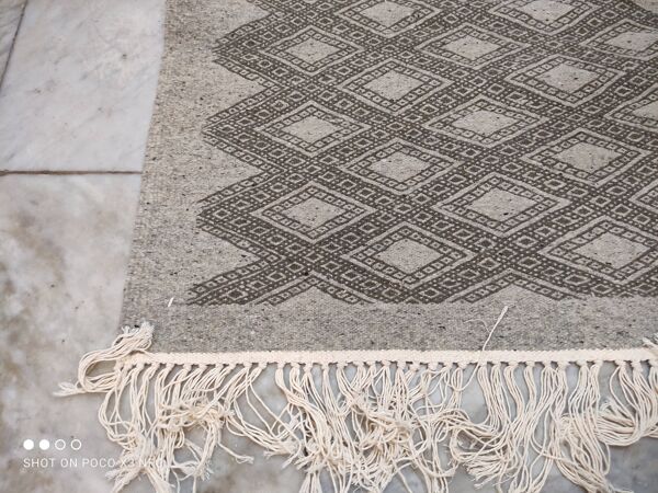 Tapis gris , tapis kilim marocain fait à la main, tapis berbère en pure laine brodé