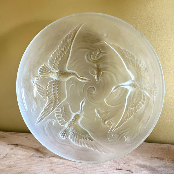 Large bird cup in frosted Art Deco glass, signed Verlys France