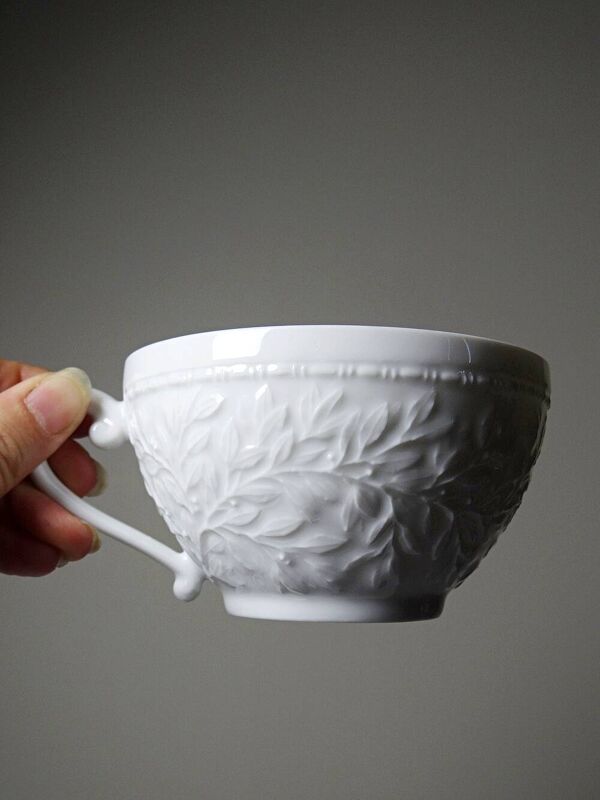 6 tasses Bernardaud Limoges modèle Louvre en porcelaine blanche
