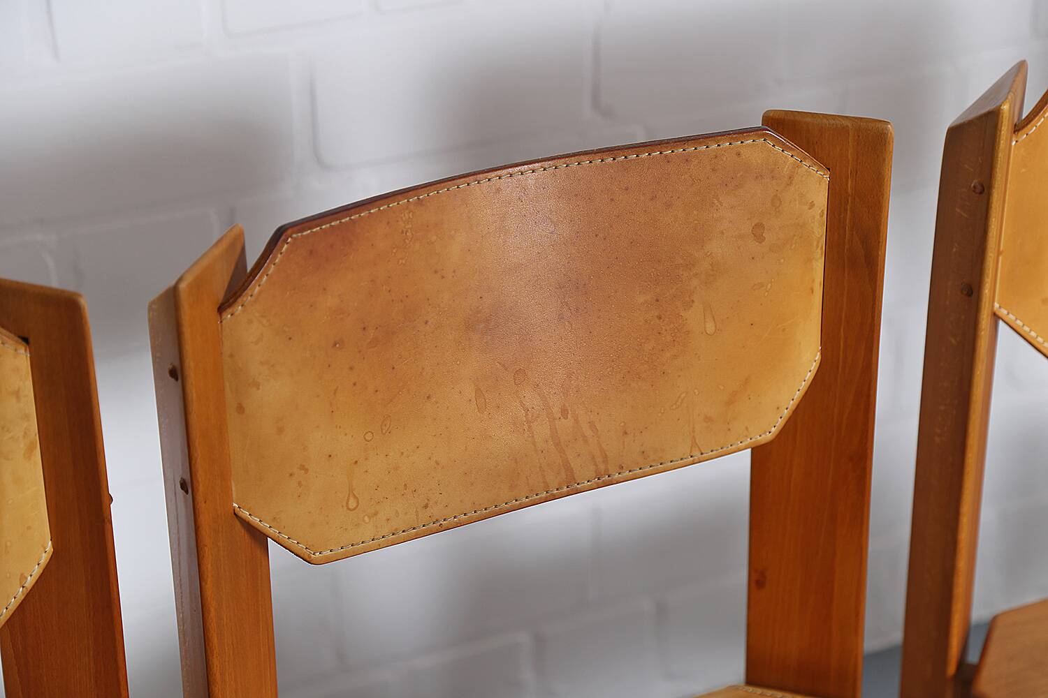 Set of 4 dining chairs in elm wood and cognac leather.