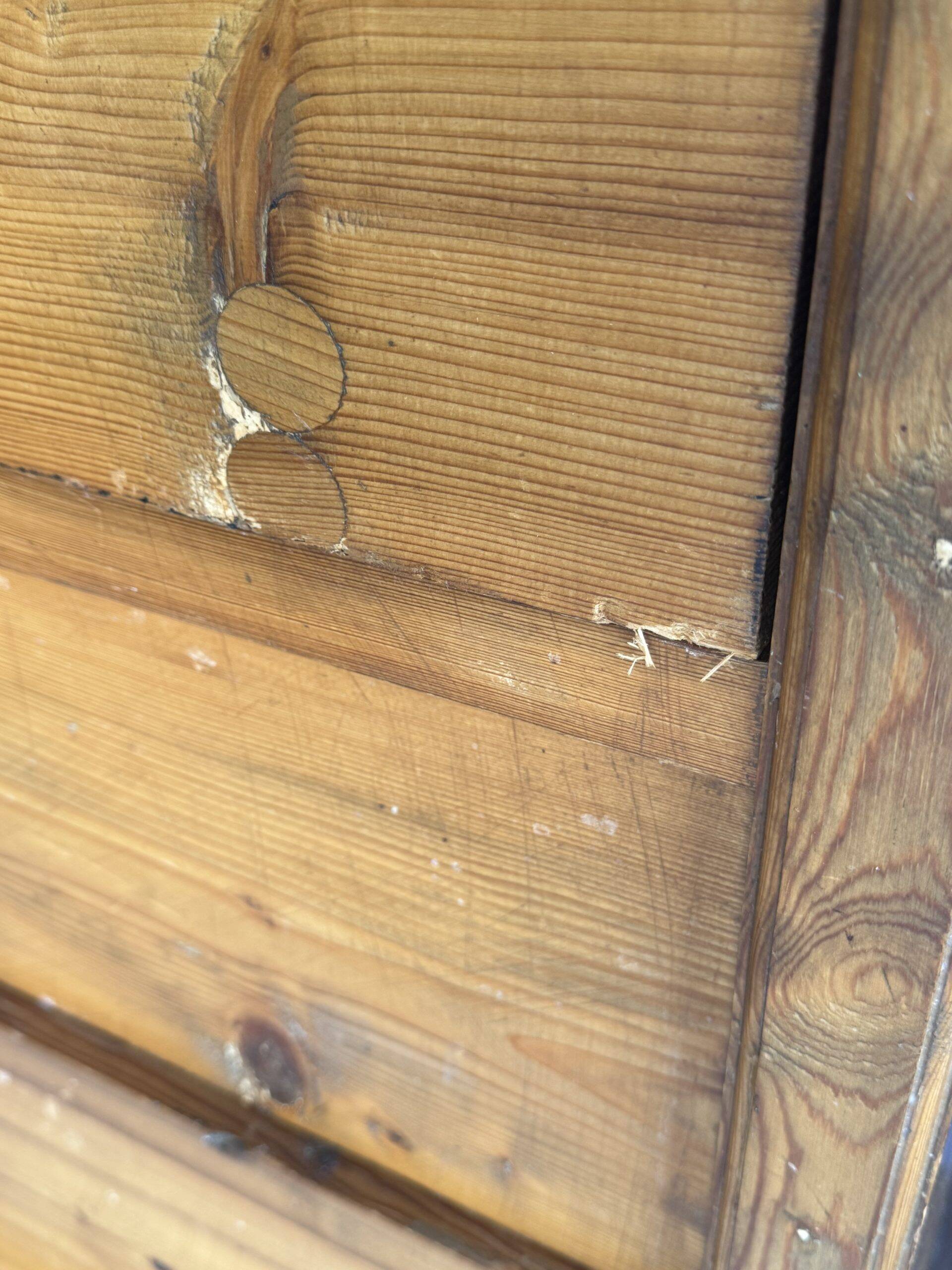 Wooden chest of drawers