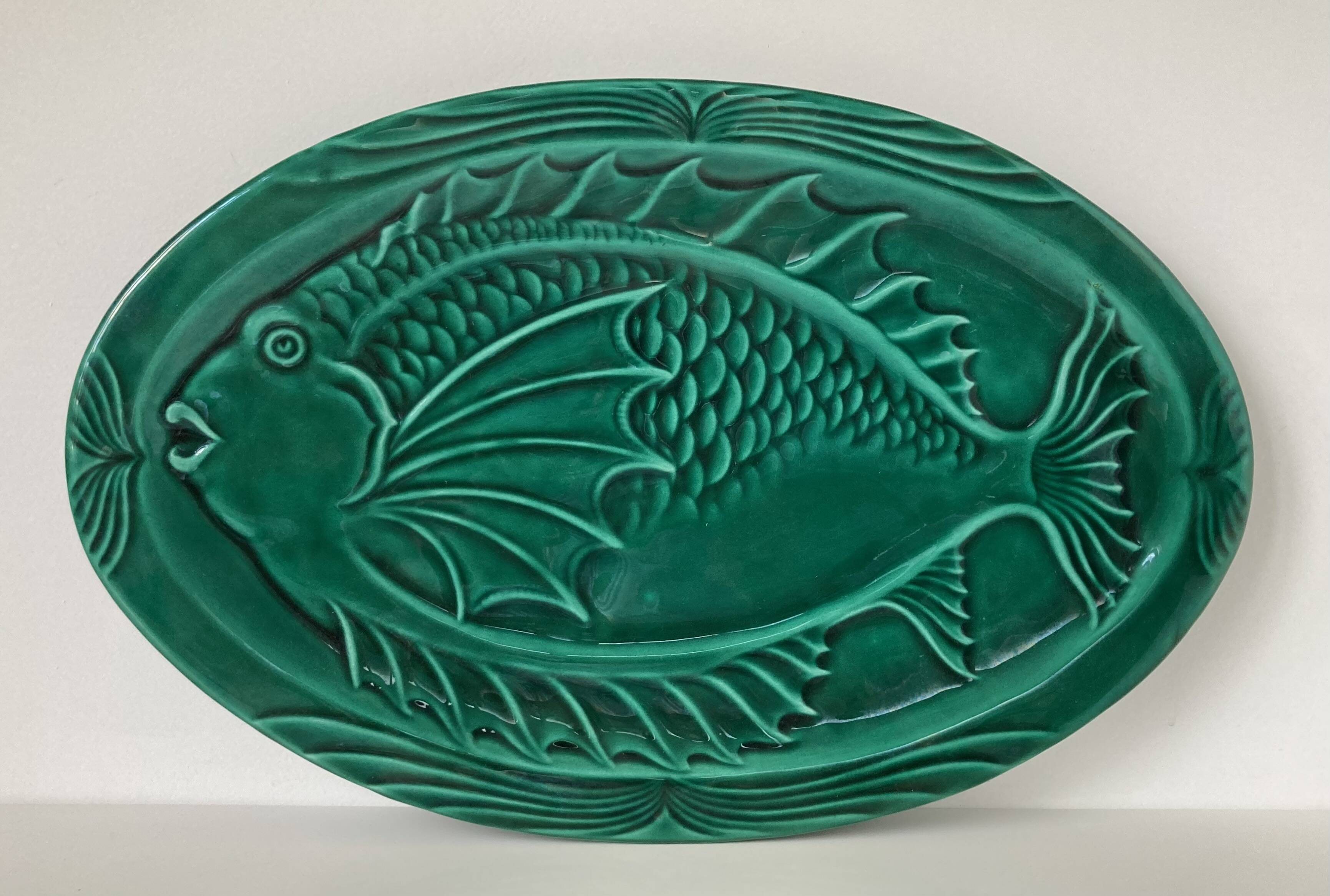 Vallauris - Large oval earthenware "fish" dish with green glaze