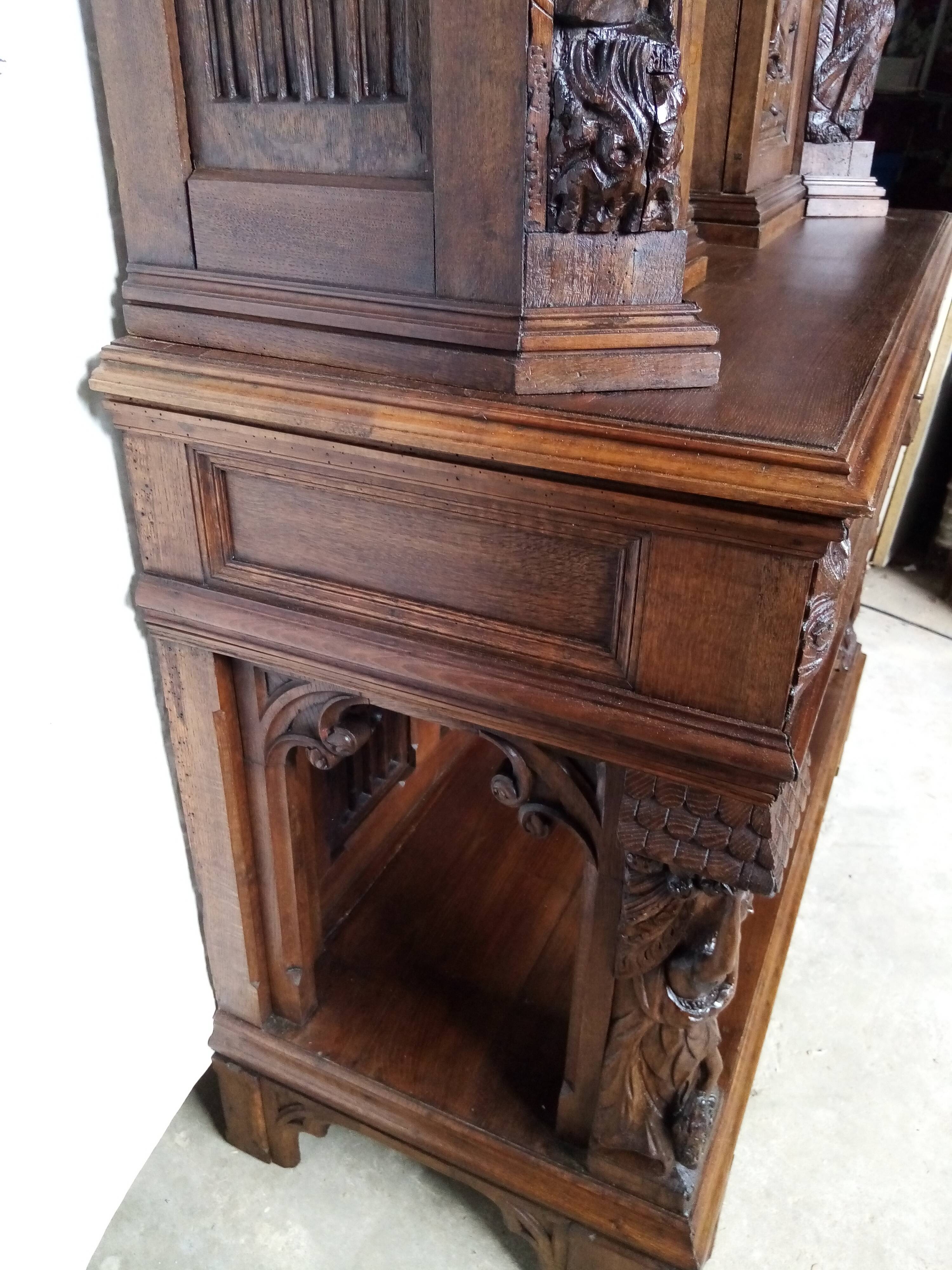 Buffet 2 corps sculpté du XVI ème siècle