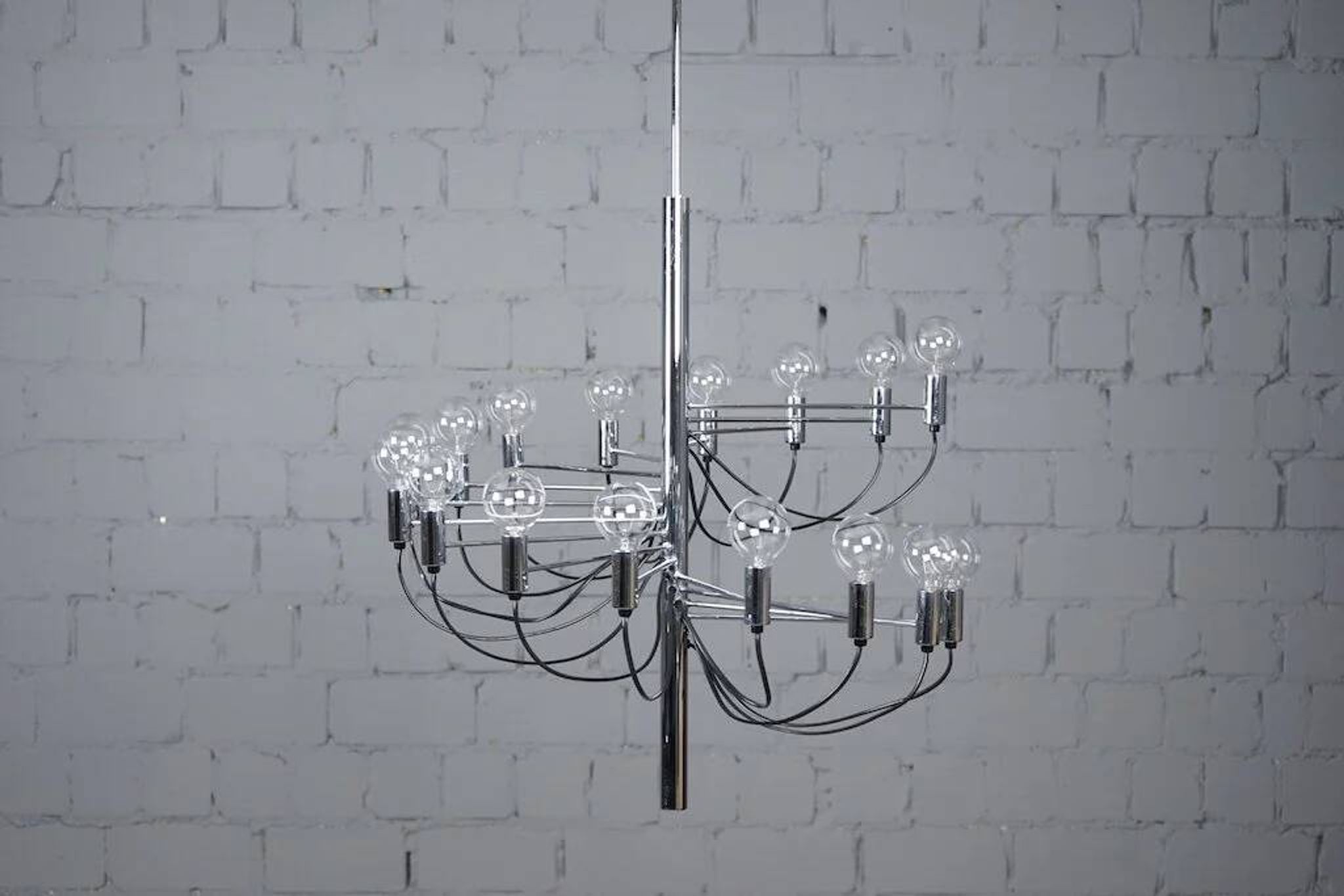 Chandelier in the style of Gino Sarfatti.