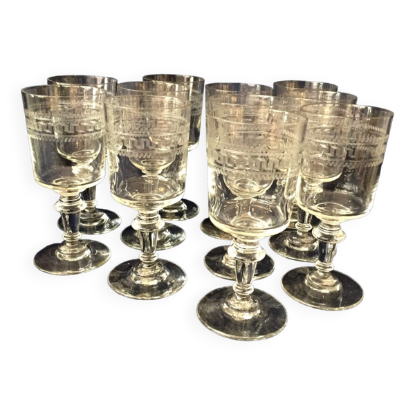 Suite de 11 verres a pied a liqueur ou porto en verre louis philippe
