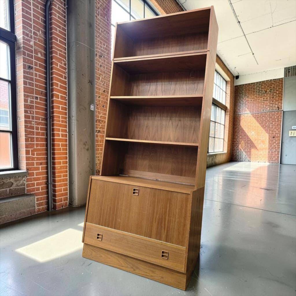 Vintage wooden shelf/bookcase/display cabinet