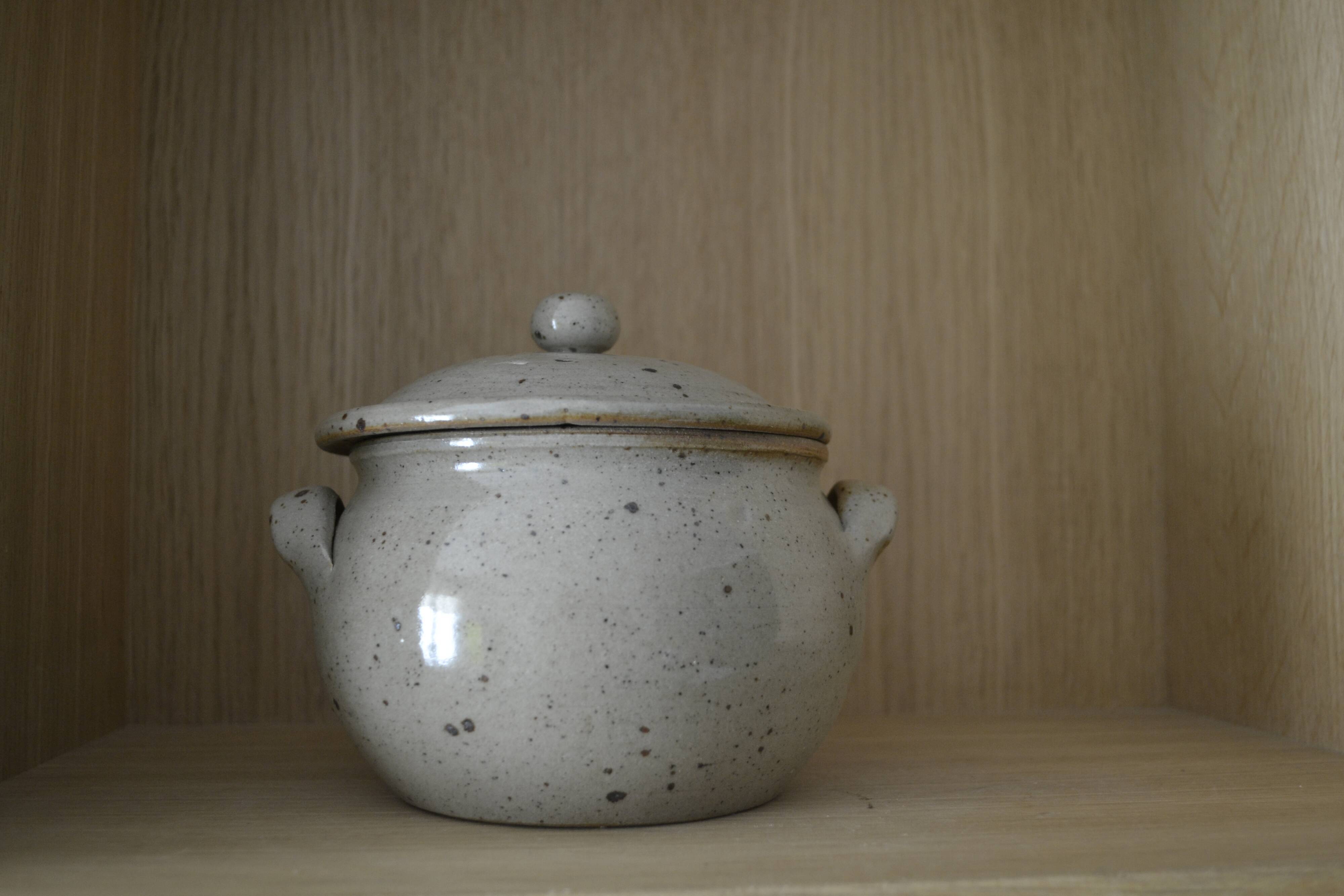 Pot en céramique à couvercle en grès