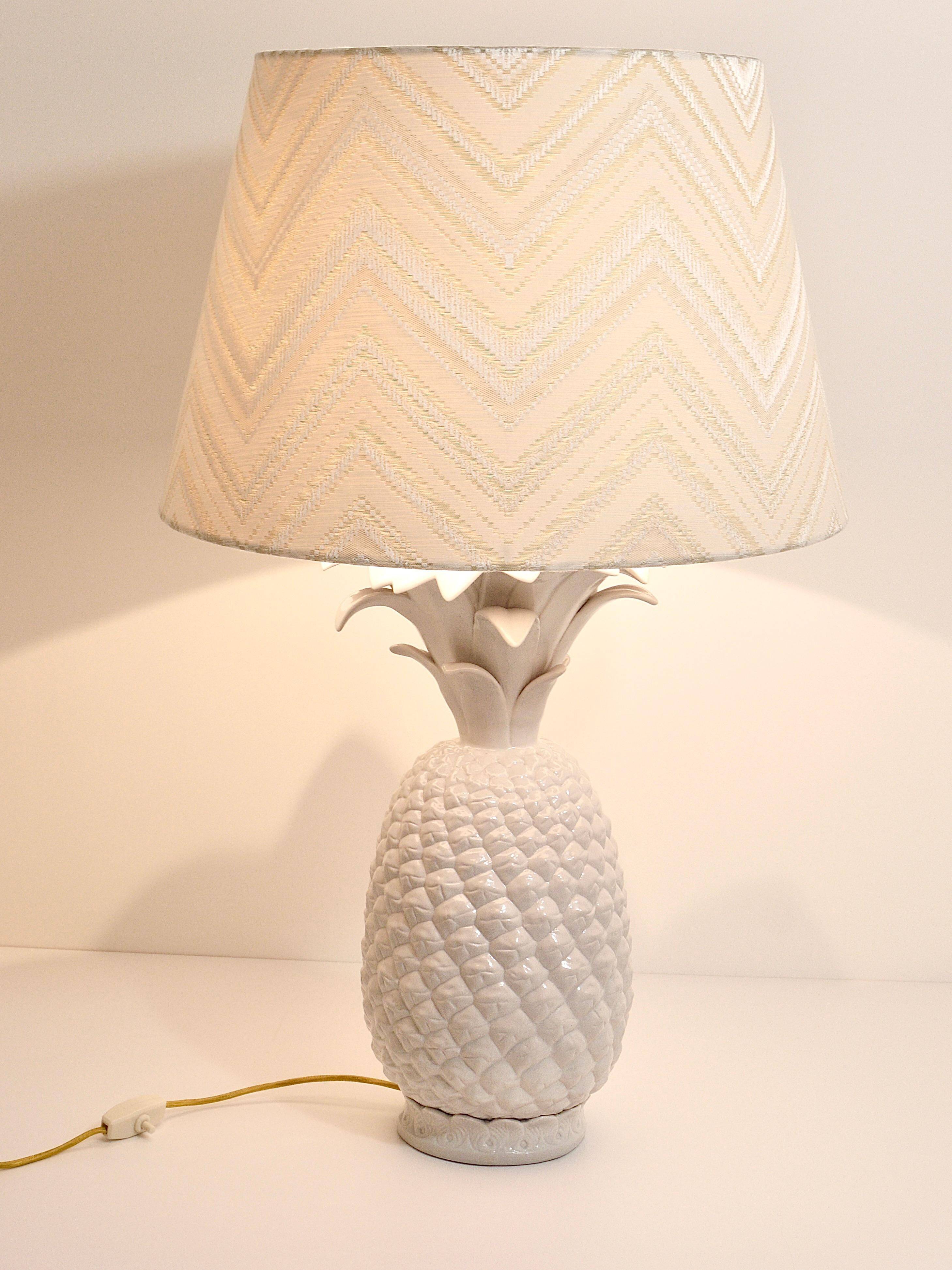 Lampe de table Hollywood Regency en forme d'ananas blanc style Tommaso Barbi, Italie, années 1970