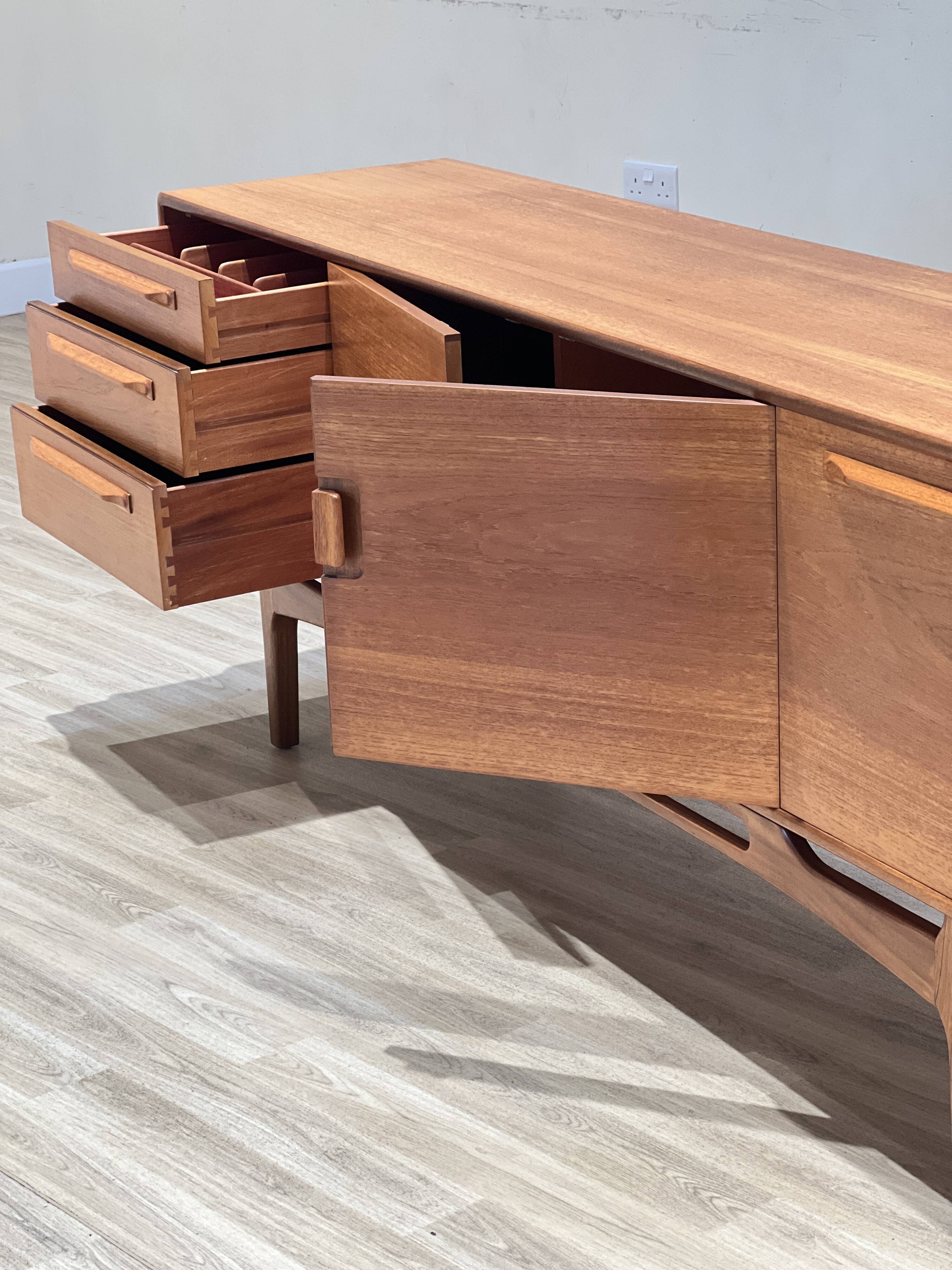 Buffet en teck par Beithcraft