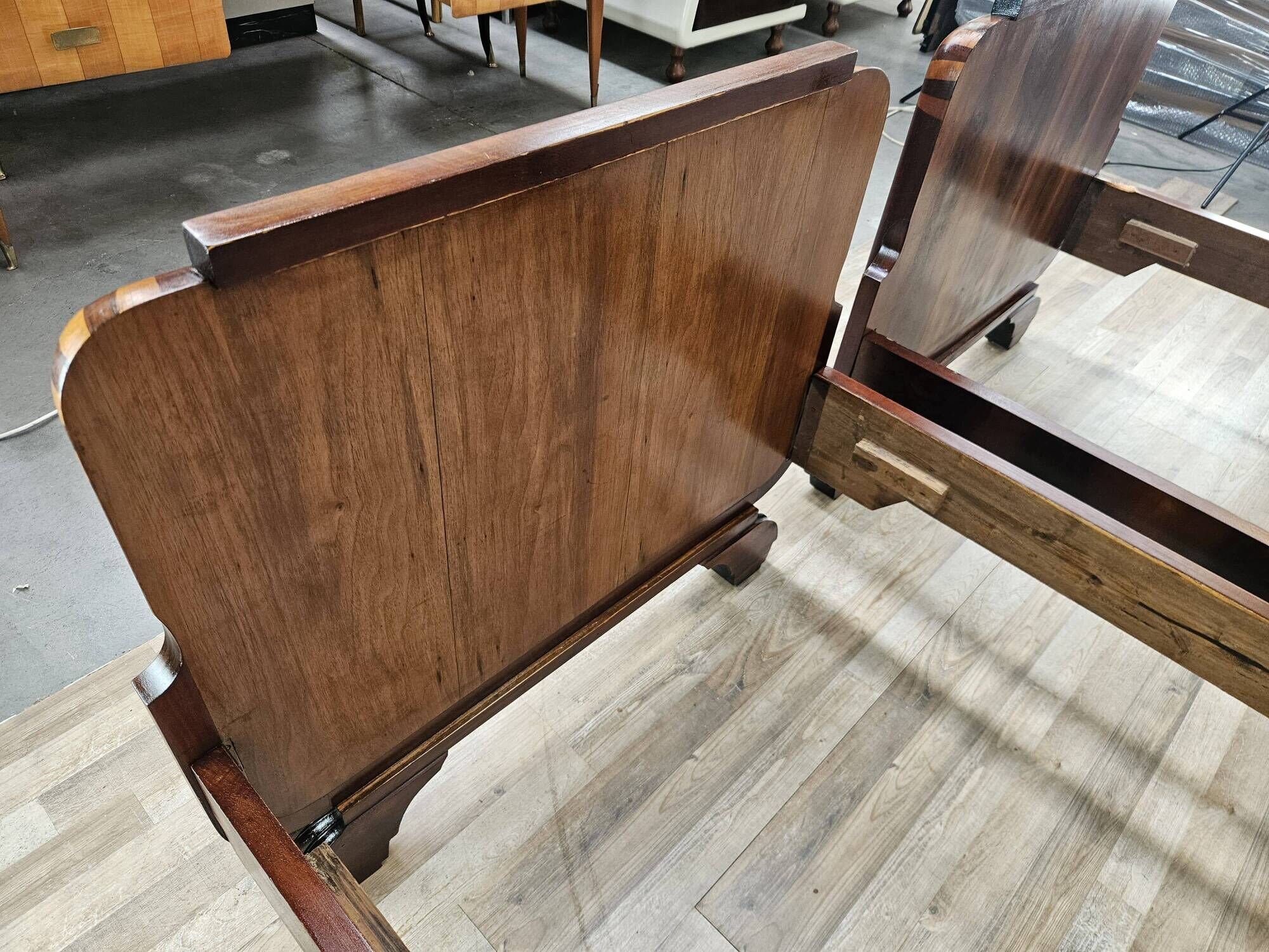 Pair of Art Decò single beds in mahogany and pink maple, 1940