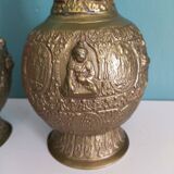 Jolie paire de vases asiatiques anciens en bronze