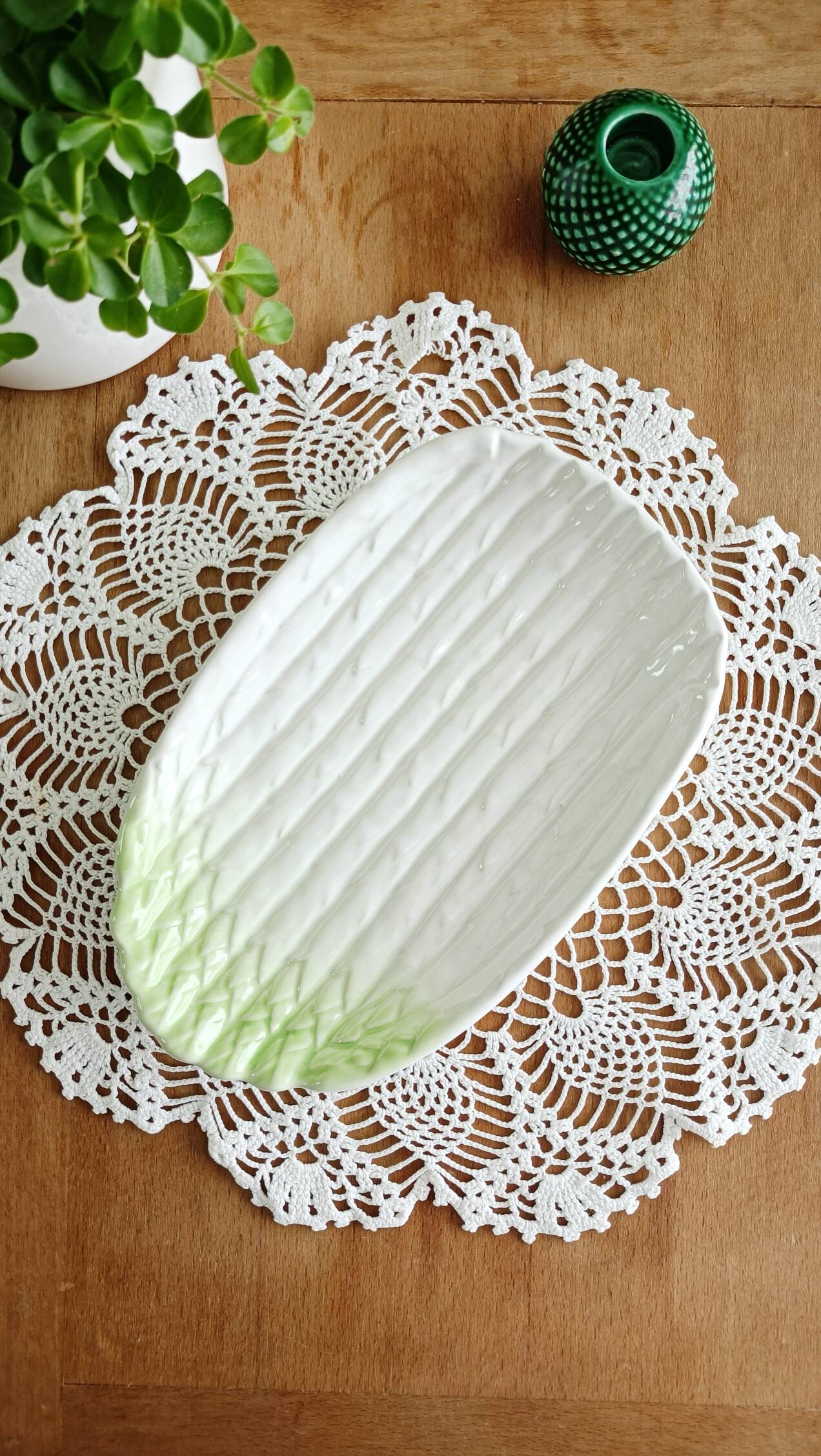 Ravier, small dish in slip, asparagus