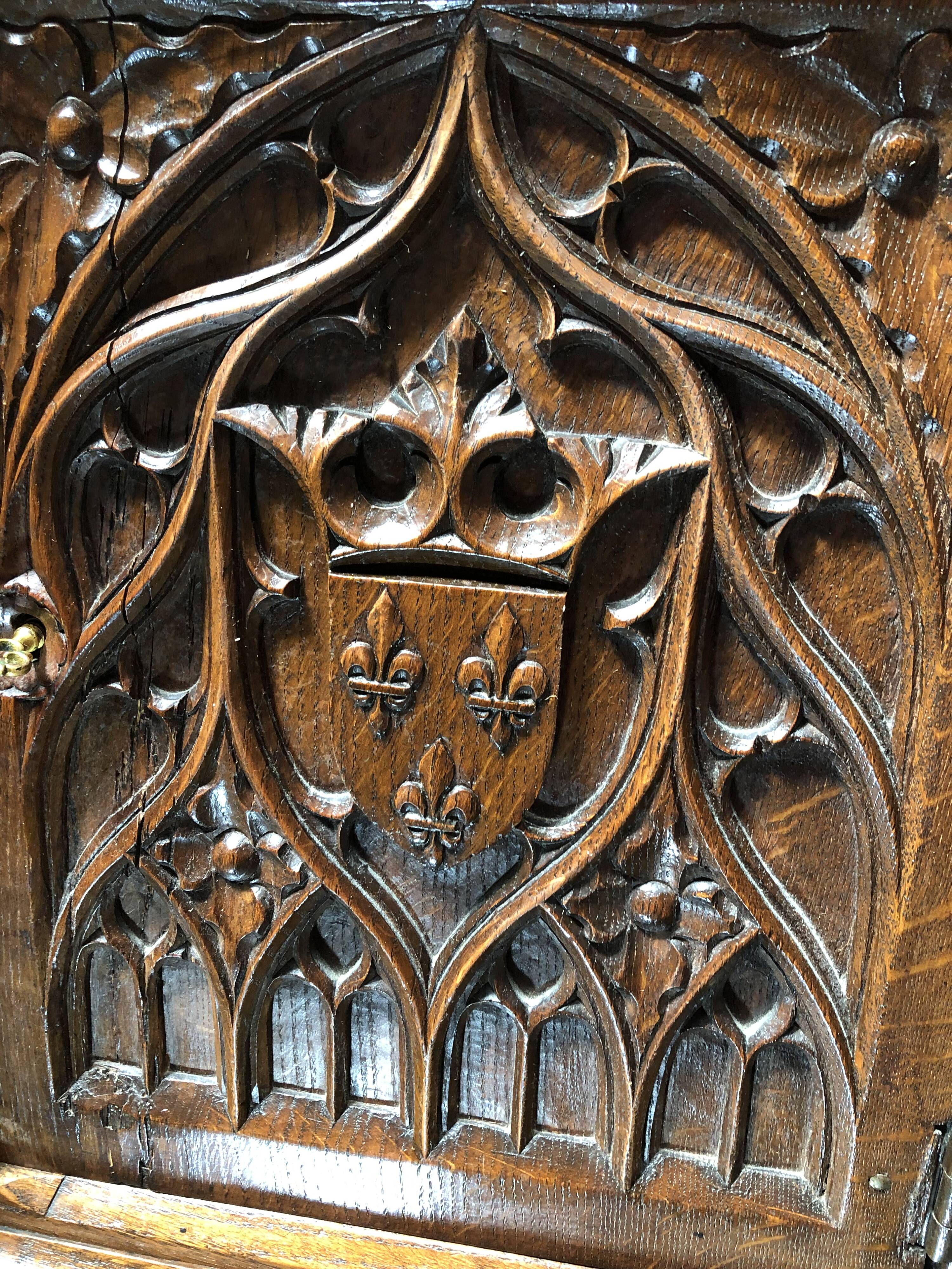 Gothic style oak service