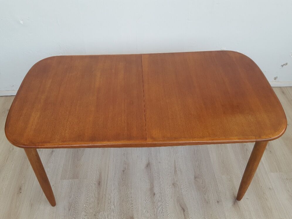 Extendable teak table