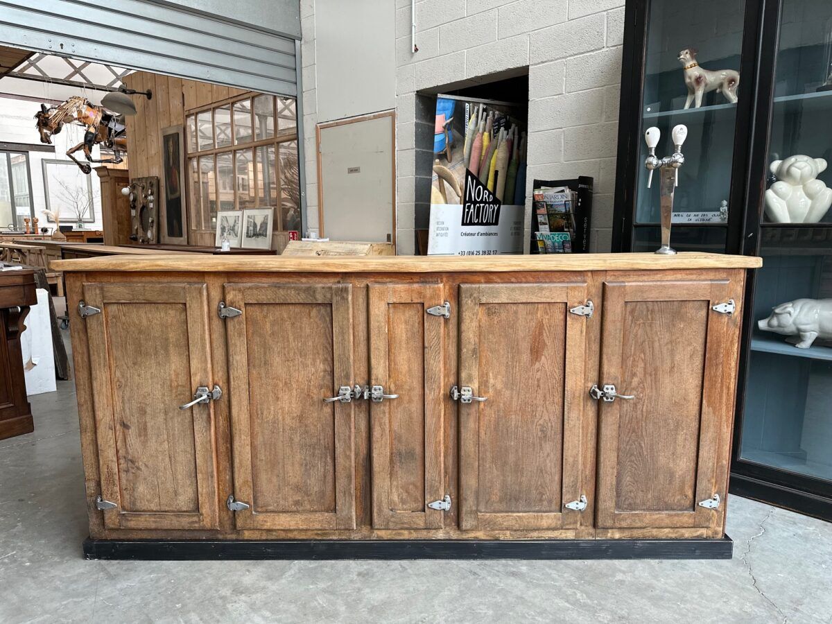 1920s bar counter