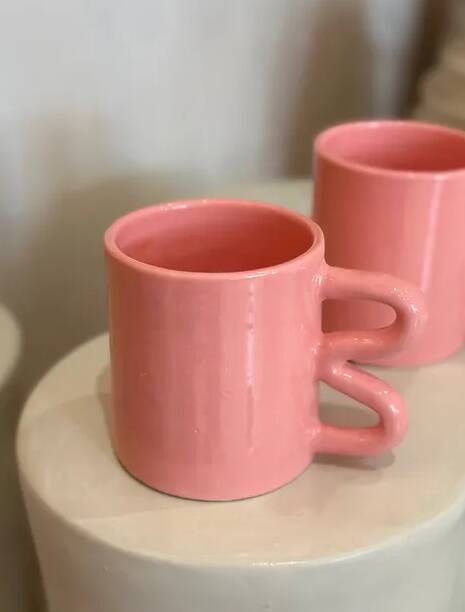 Ceramic mug with wave handle