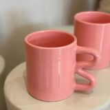 Ceramic mug with wave handle