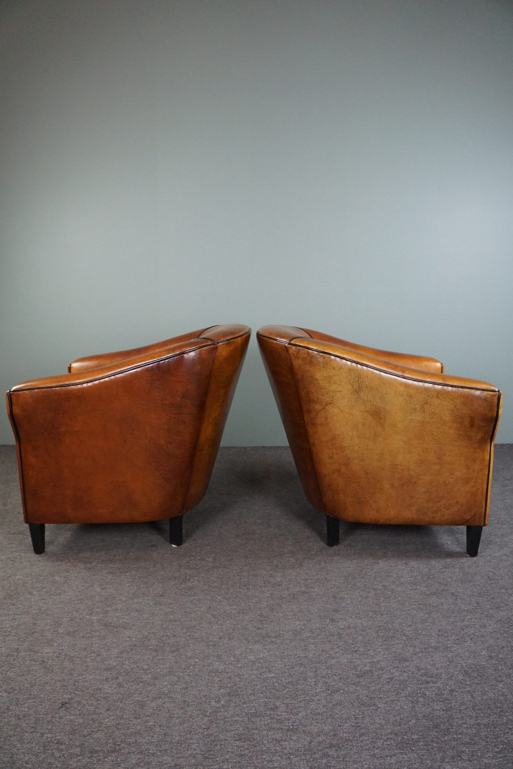 Set de 2 fauteuils Art Déco en cuir de mouton passepoil noir