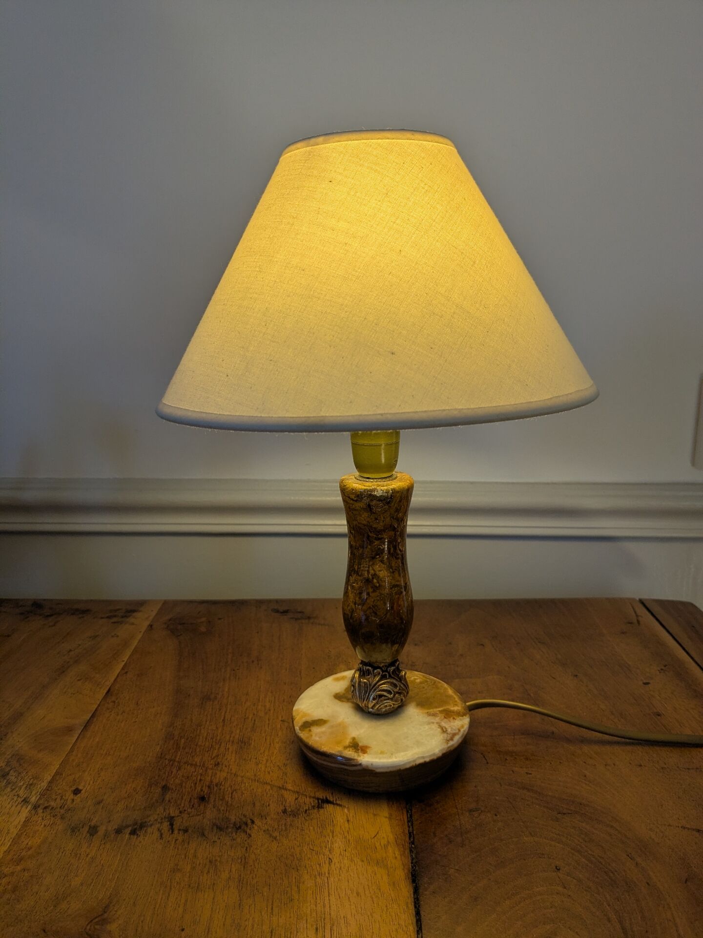 Lampe vintage en onyx et laiton