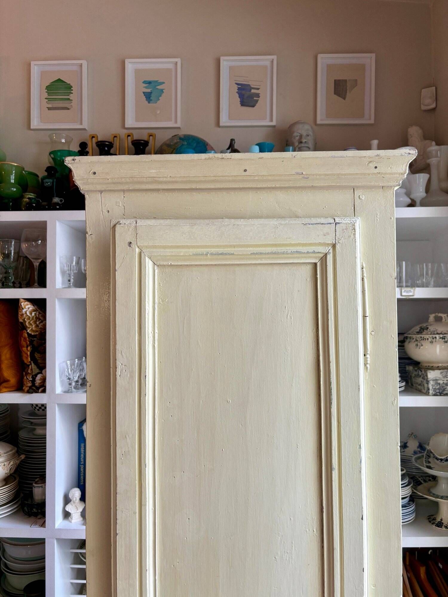 Standing man, cabinet with 1 door, 3 shelves in beige wood
