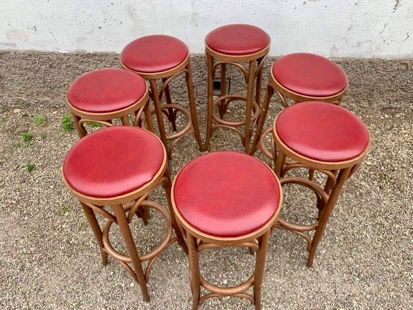 Lot de 7 tabourets de bar en bois courbé assise skaï rouge