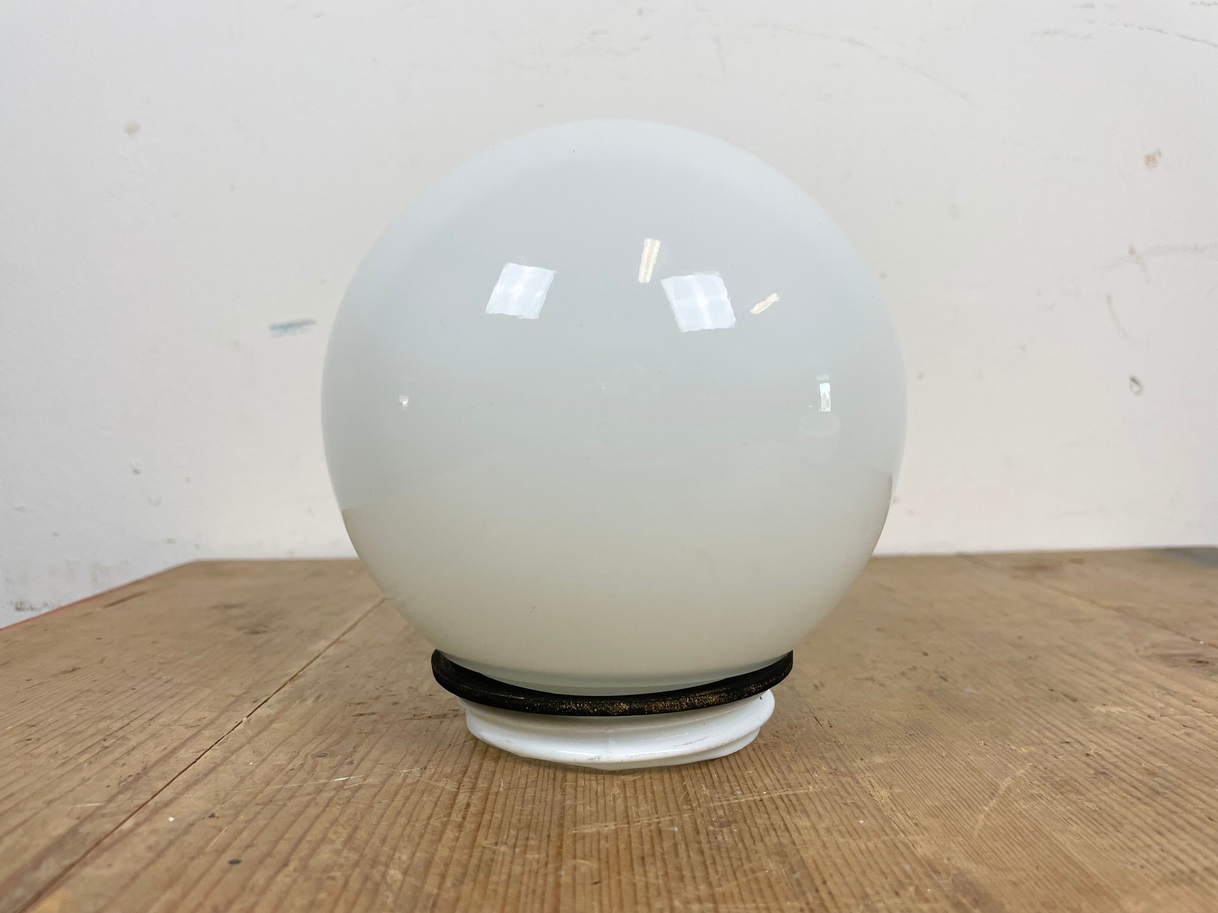 Applique murale industrielle en porcelaine blanche avec verre de lait, années 1970