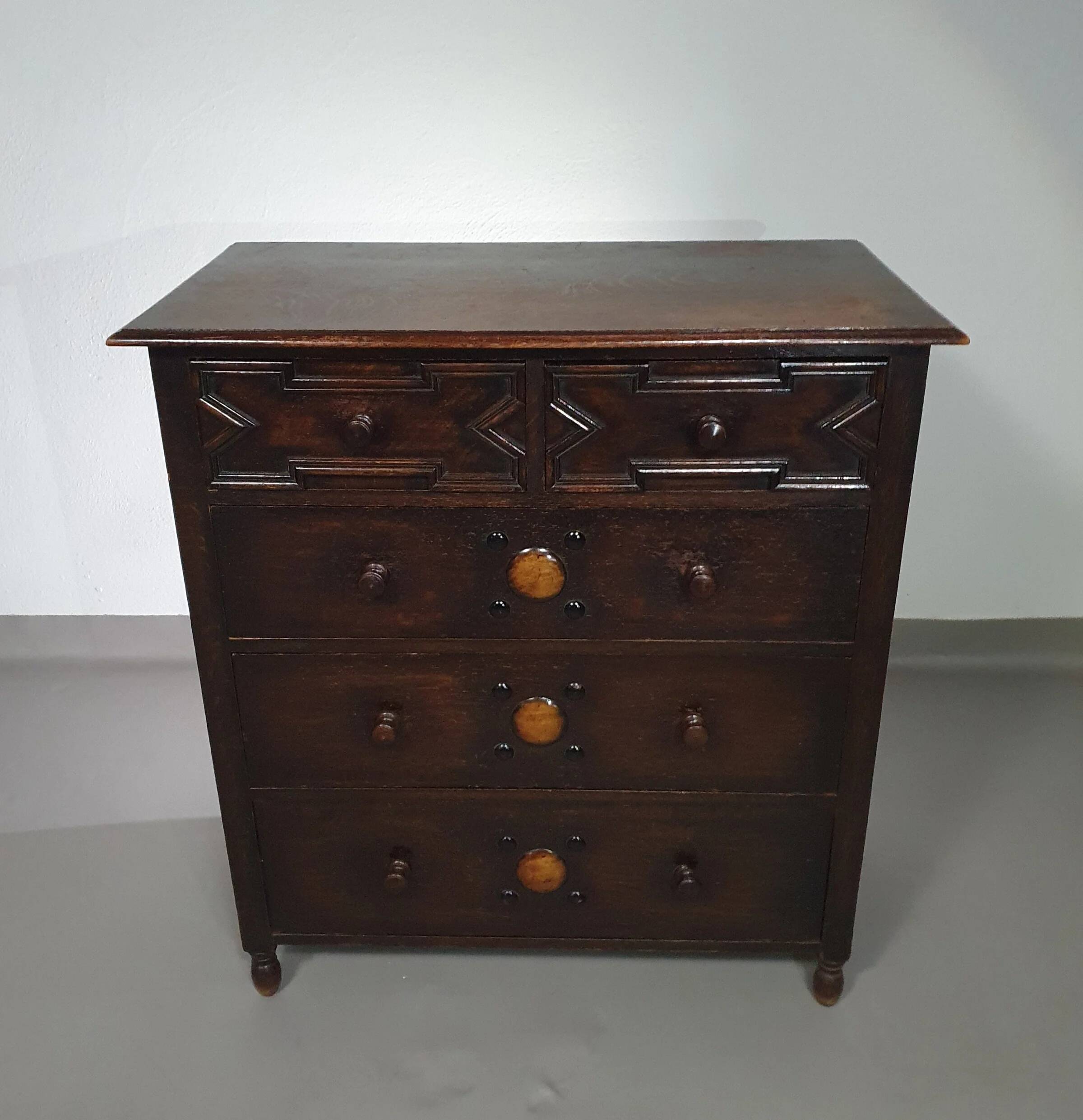 Particularly cool English chest of drawers. Dated (Charles 2 era). Made of solid oak with beautiful patina.