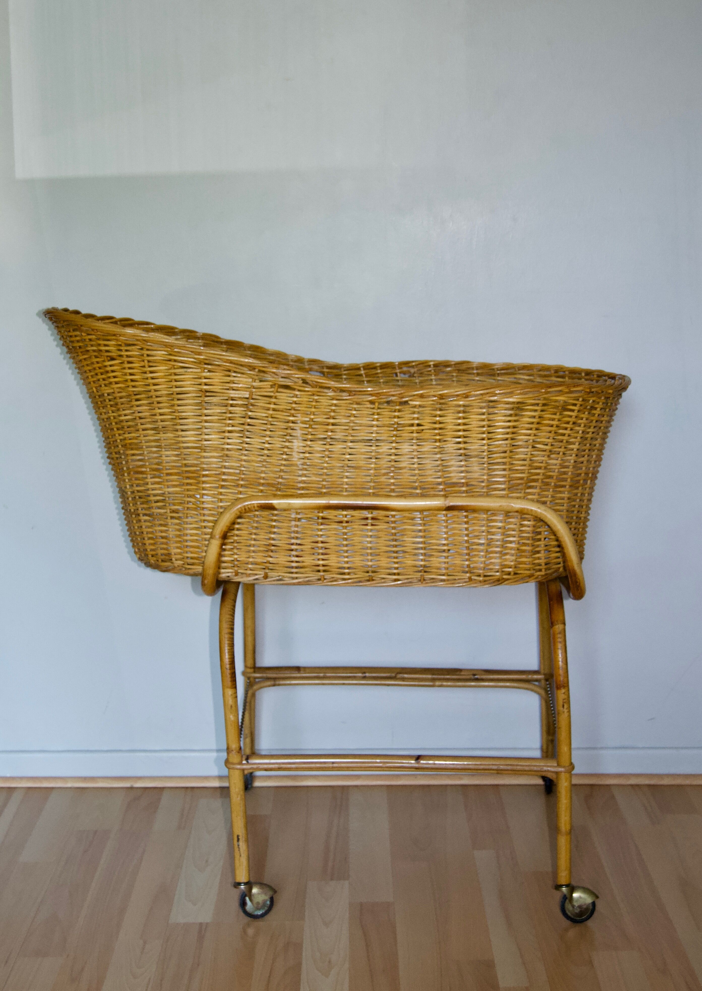 Cradle in rattan & wicker on foot