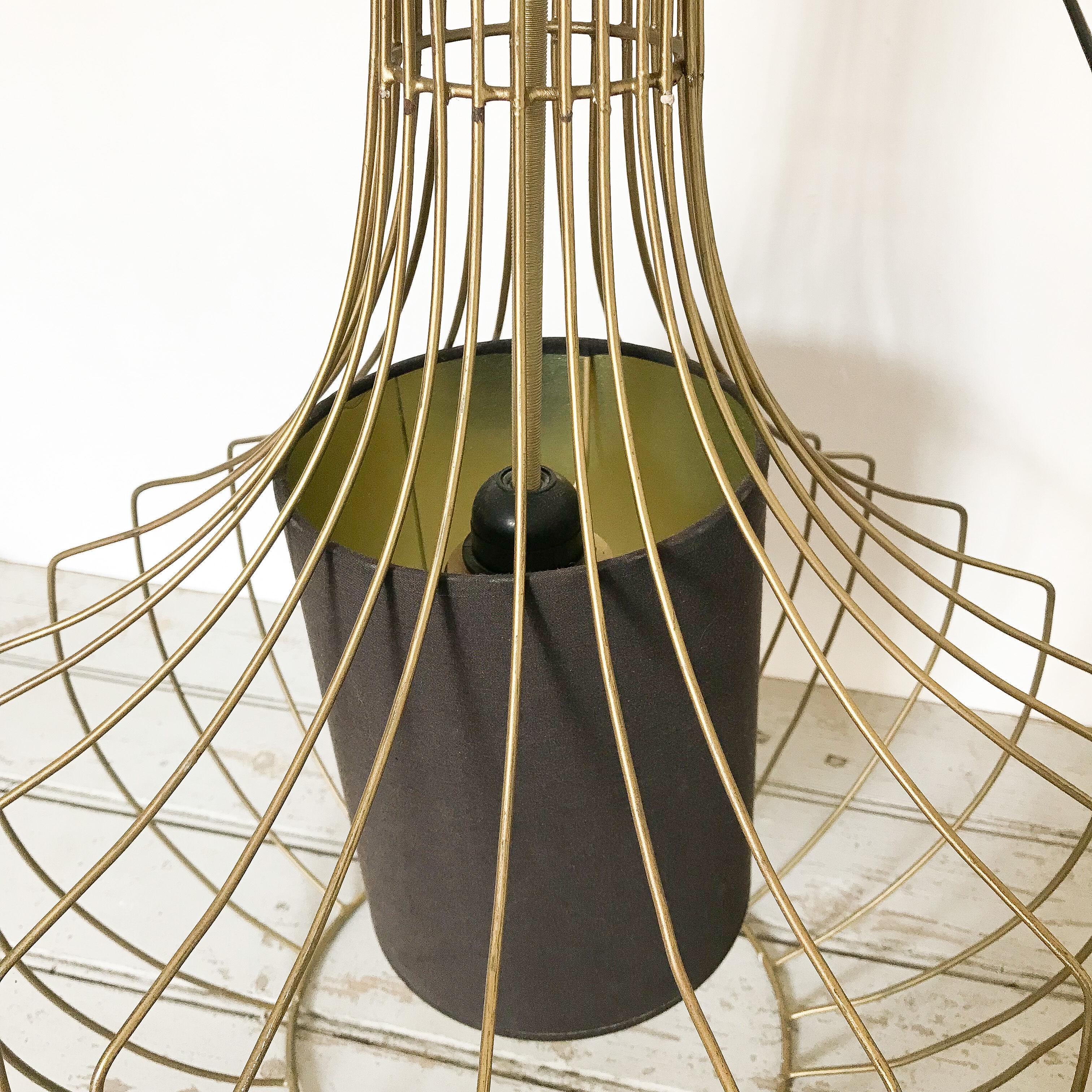 Pear-shaped gold wired suspension