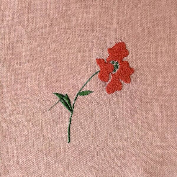 Nappe ancienne en lin épais brodé main rose 170x130 cm – Pièce unique