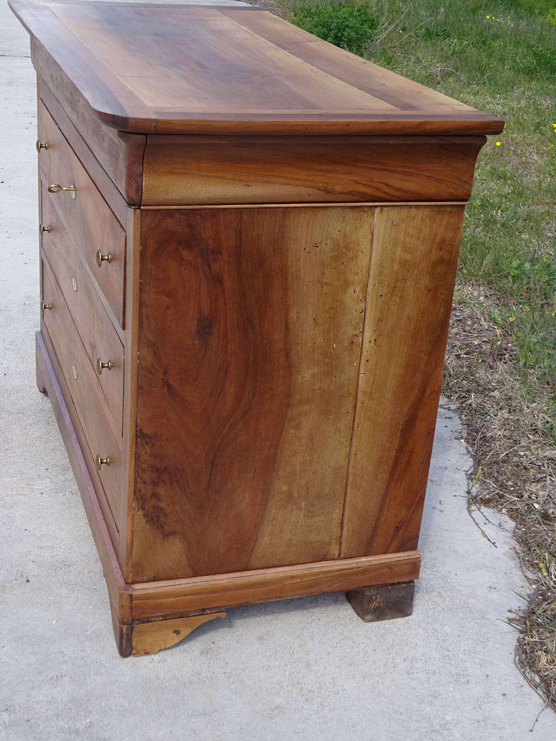 Antique Louis Philippe chest of drawers made entirely of walnut.
