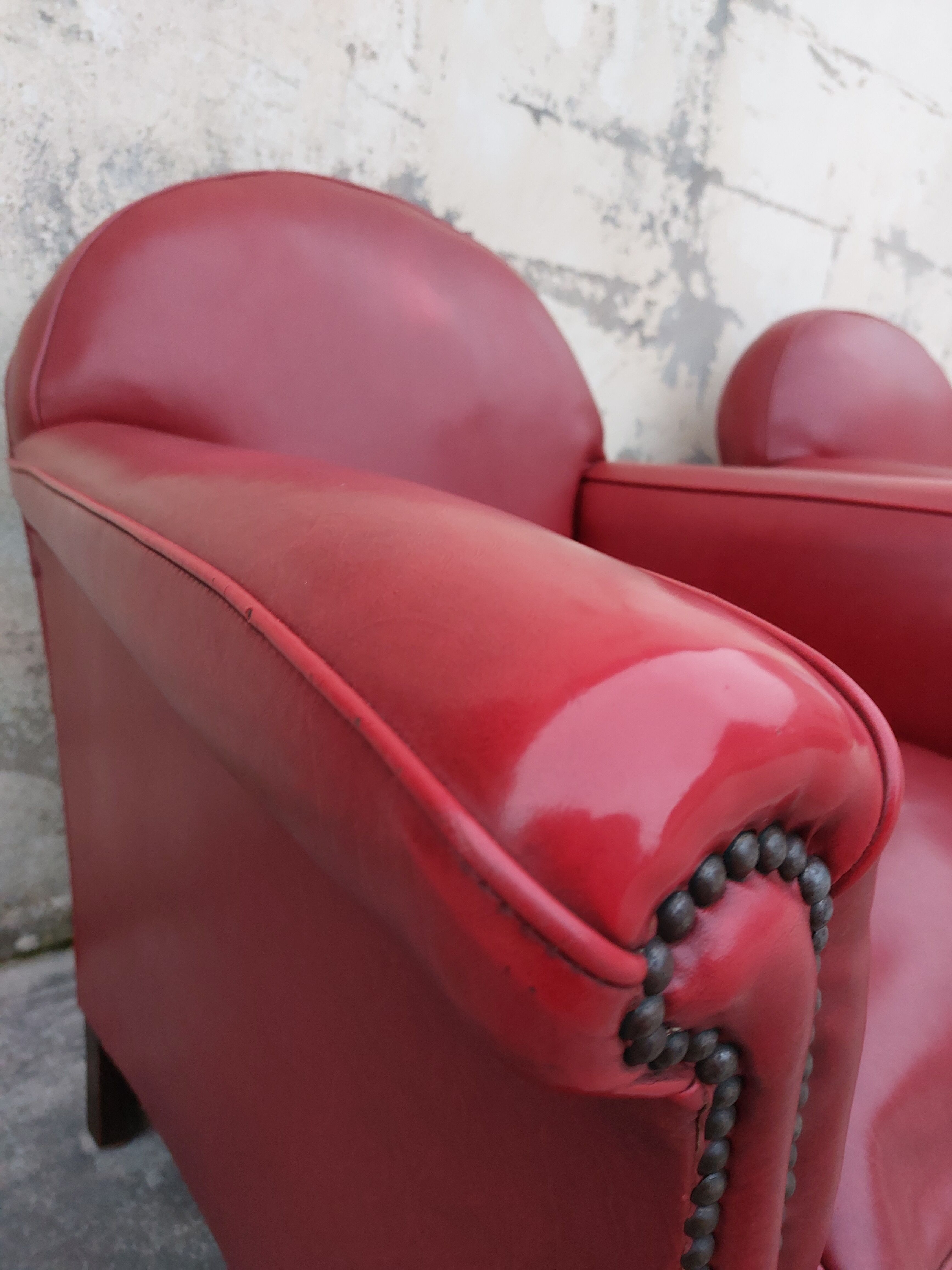 Paire de fauteuils club en simili cuir 1950