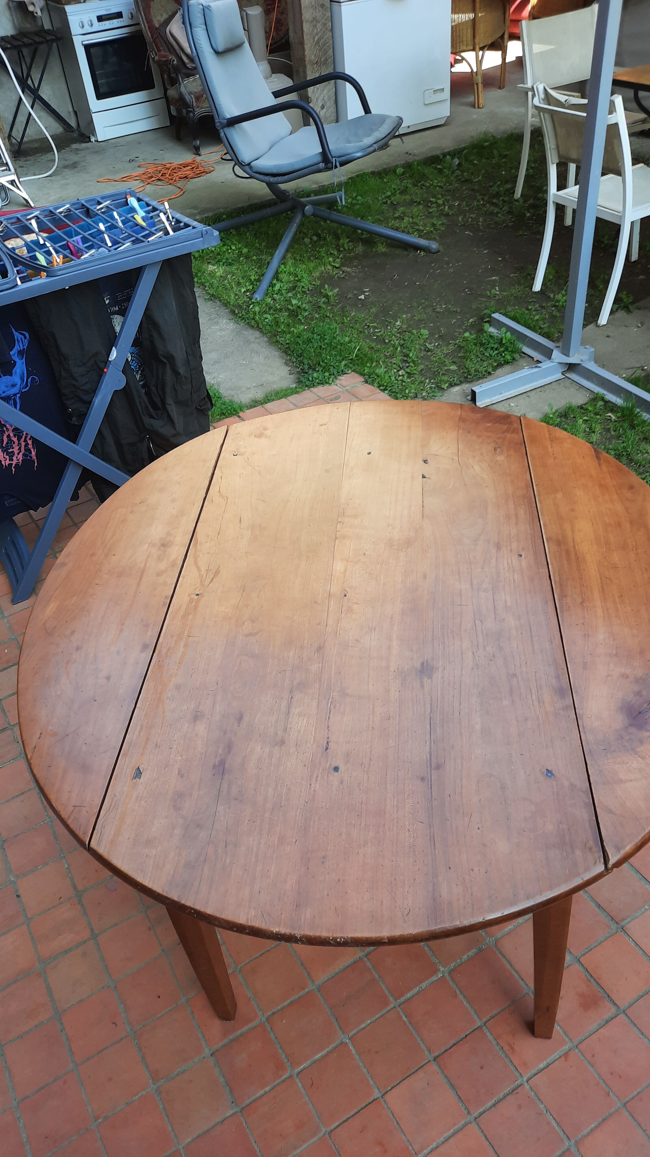 Cherry shutter table