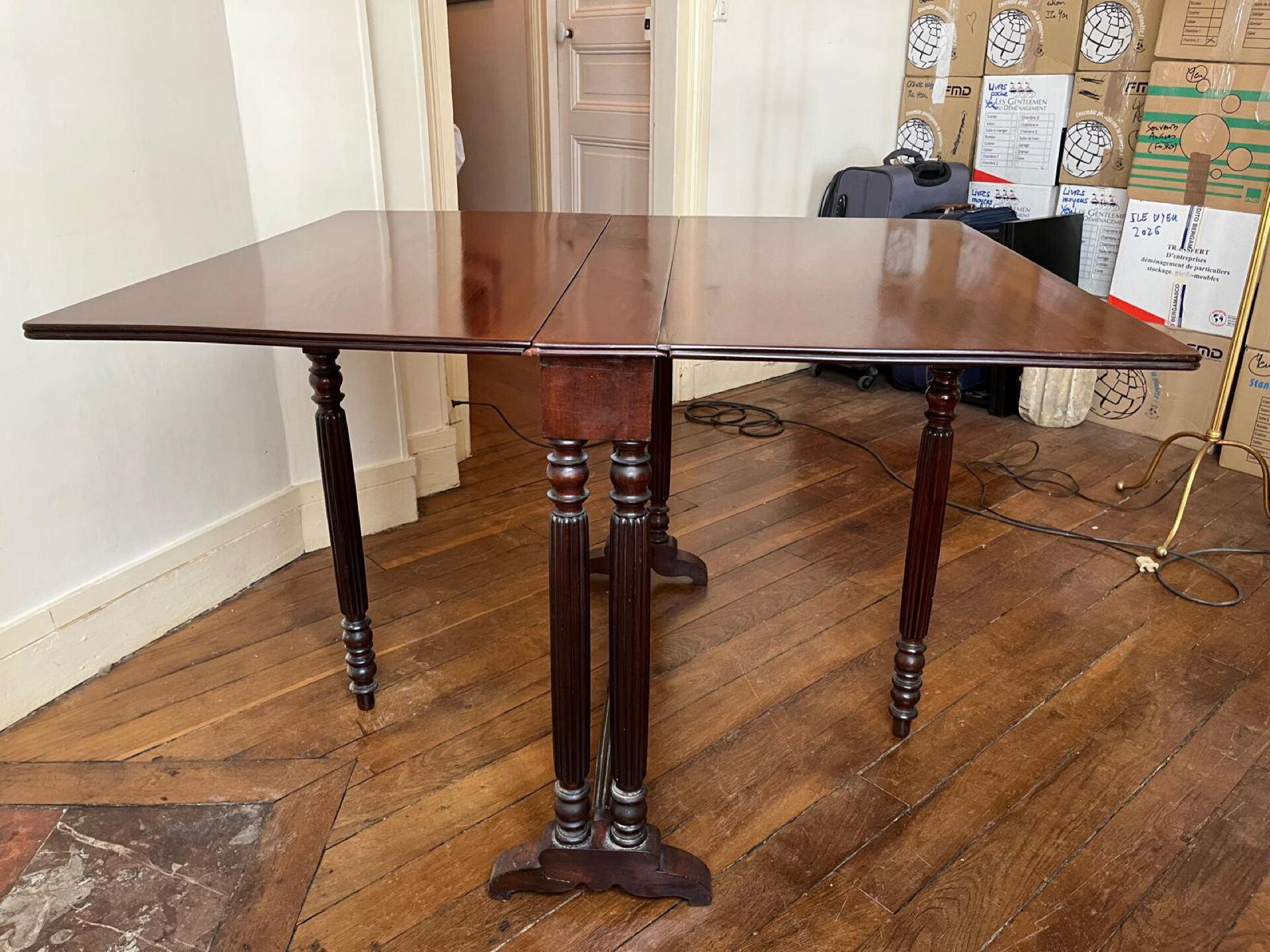 Drop-leaf table in solid mahogany — Restoration style, double column c