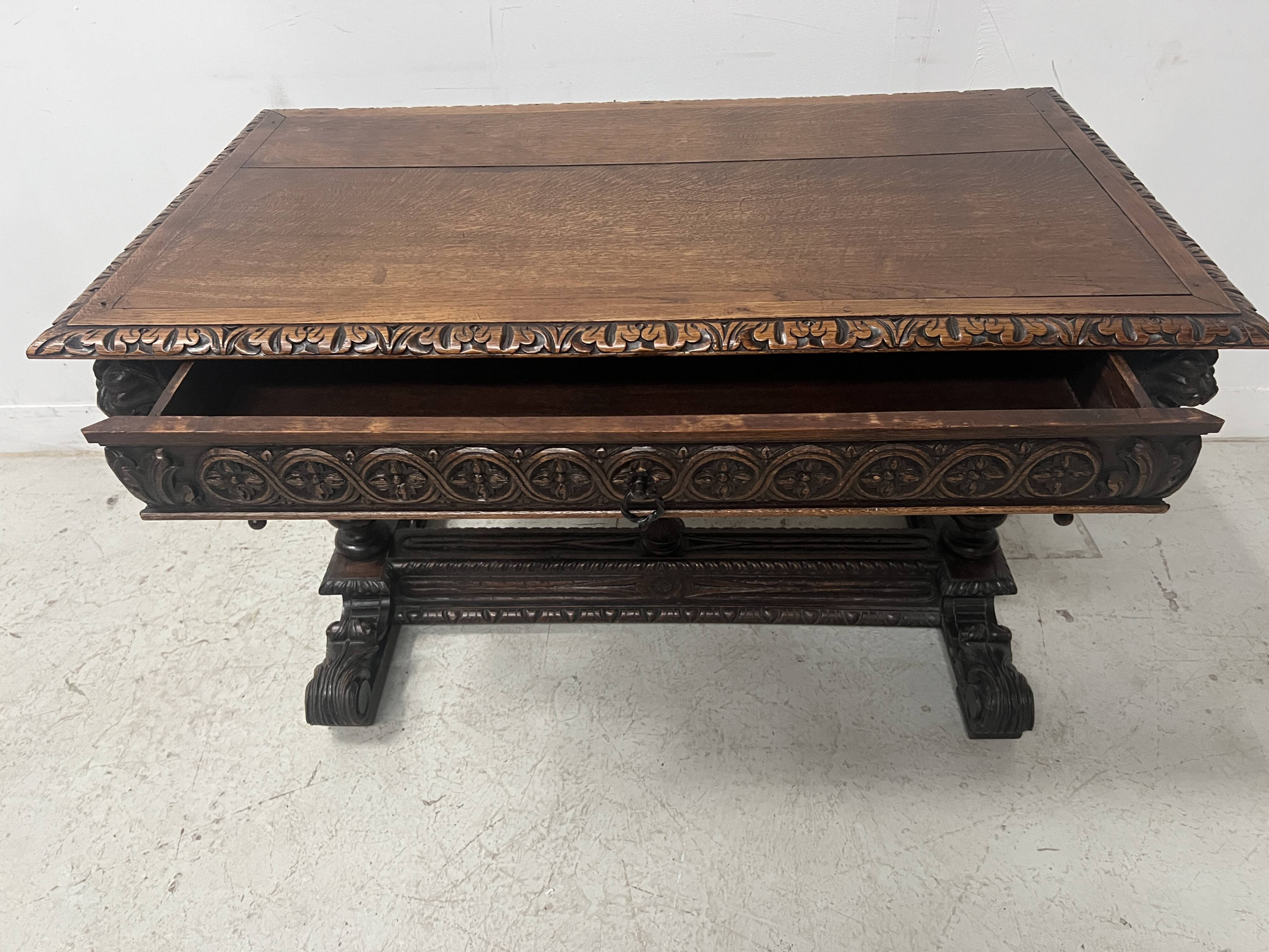 Bureau renaissance en chene sculpté XIX siècle