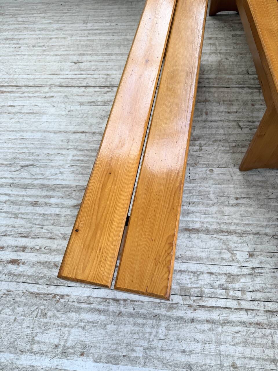 Paire de bancs en pin Charlotte Perriand Les arcs