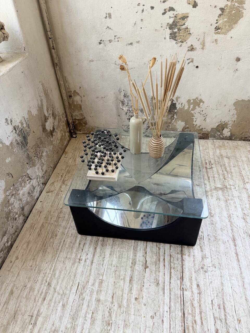 Table basse socle moulé et chrome, années 70