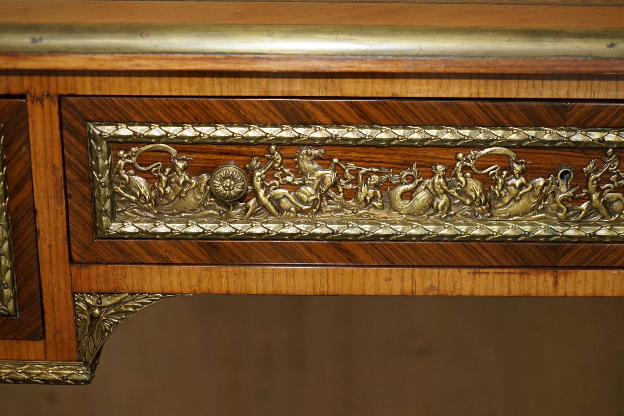 Bureau Plat Restauré Louis XVI Orné d'Ormolu Fin XIXe Siècle