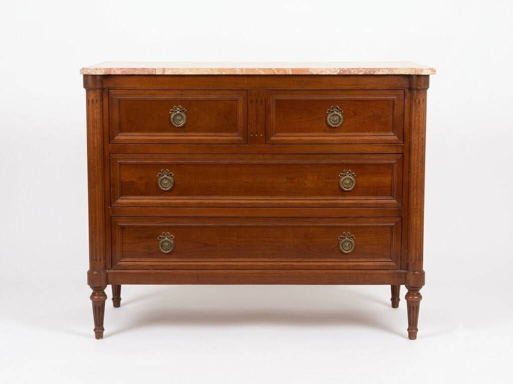Commode de style Louis XVI en bois naturel, à quatre tiroirs, dessus de mar