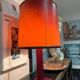 Lampe de table le tanneur en cuir bordeaux – design français – 65 cm