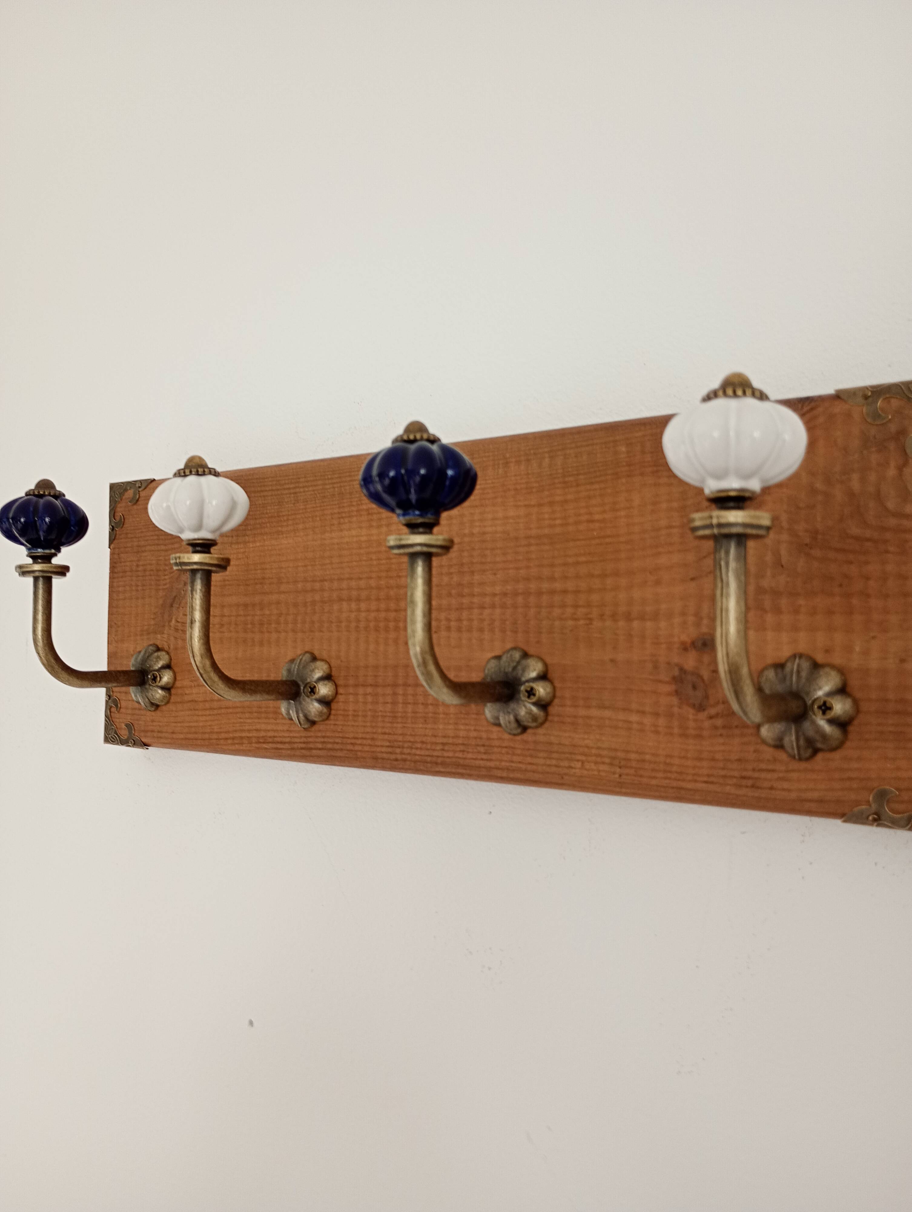 Vintage STYLE wall coat rack – purple metal and ceramic hooks