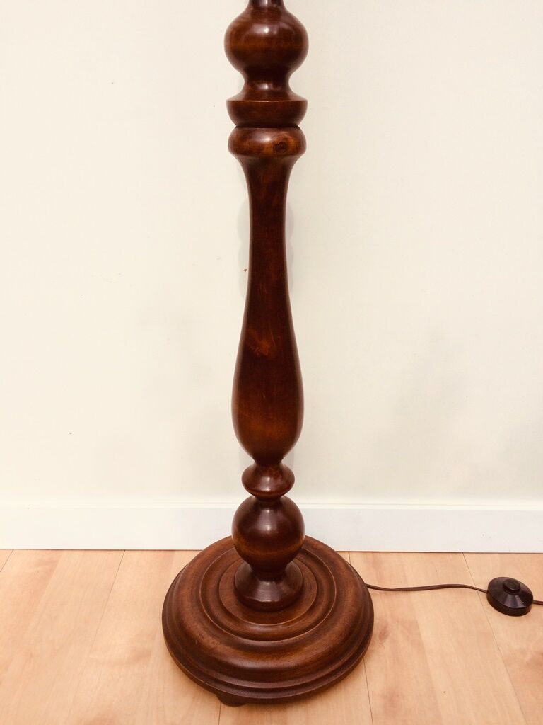 Wood-style floor lamppost